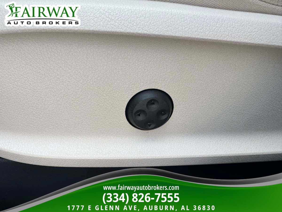 Used 2025 Mercedes-Benz GLB 250 w/ Exclusive Package image 16
