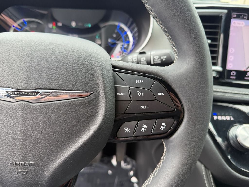 Used 2023 Chrysler Pacifica Limited w/ Uconnect Theater Family Group FWD image 16