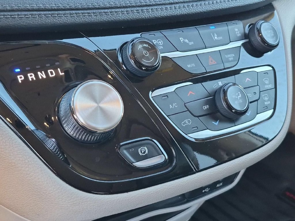 Used 2018 Chrysler Pacifica Limited w/ Advanced Safetytec Group FWD image 23