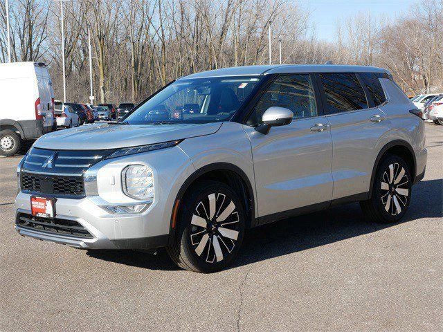 Used 2025 Mitsubishi Outlander SE image 3