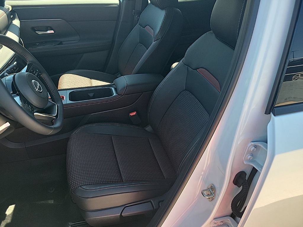 New 2025 Nissan Kicks SR FWD image 18