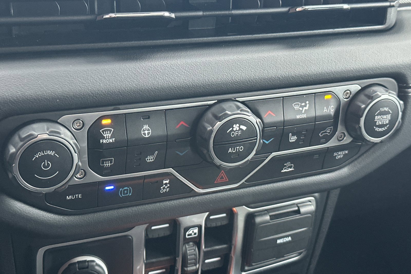 Used 2024 Jeep Wrangler Unlimited Sahara image 19