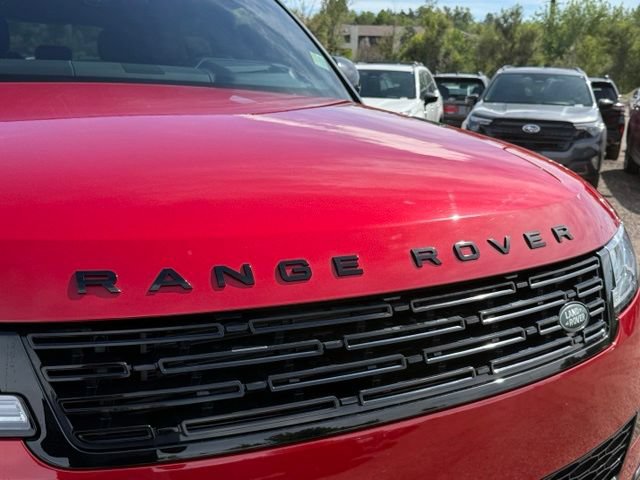 Used 2025 Land Rover Range Rover Sport SE AWD/4WD image 9
