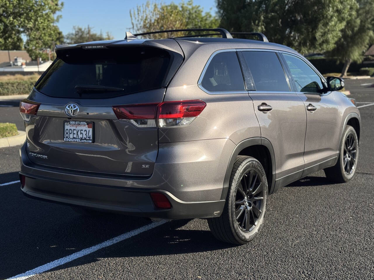 Used 2019 Toyota Highlander SE image 2