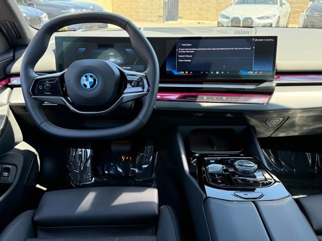 Used 2025 BMW i5 eDrive40i w/ Premium Package RWD image 31