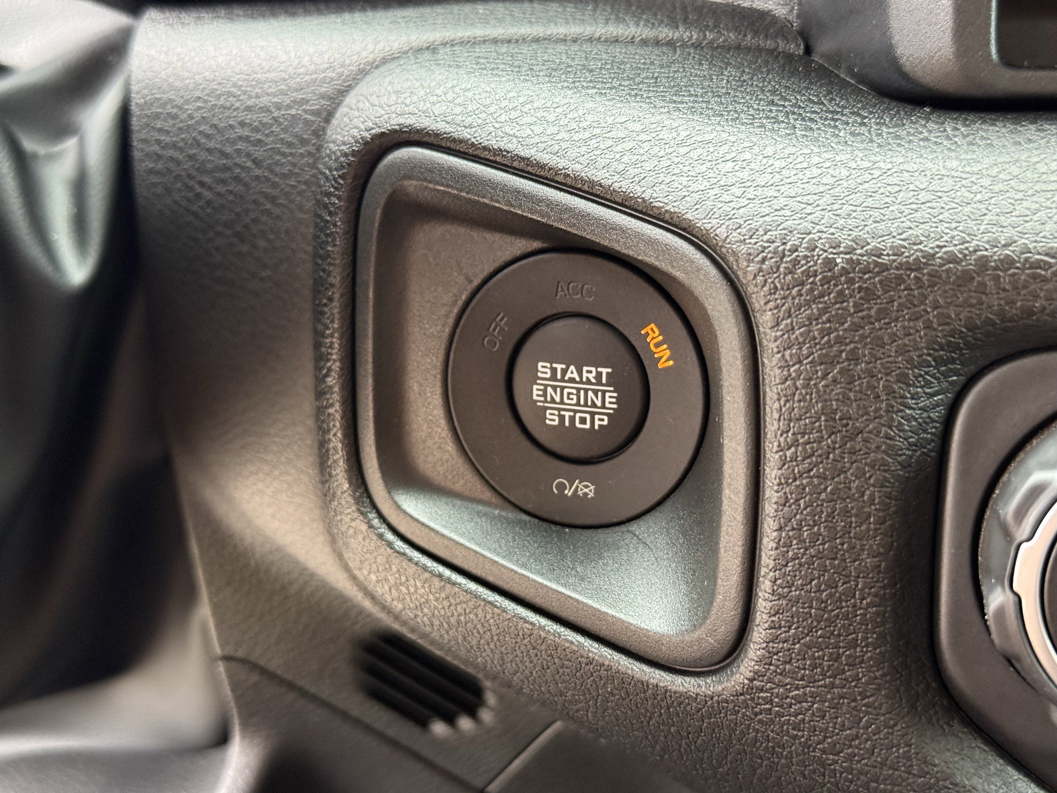 Used 2025 Jeep Gladiator Sport AWD/4WD image 25