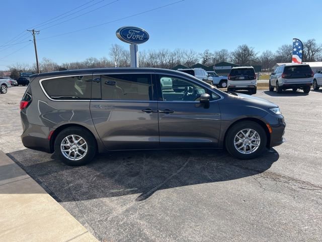 Used 2023 Chrysler Pacifica Touring-L FWD image 4