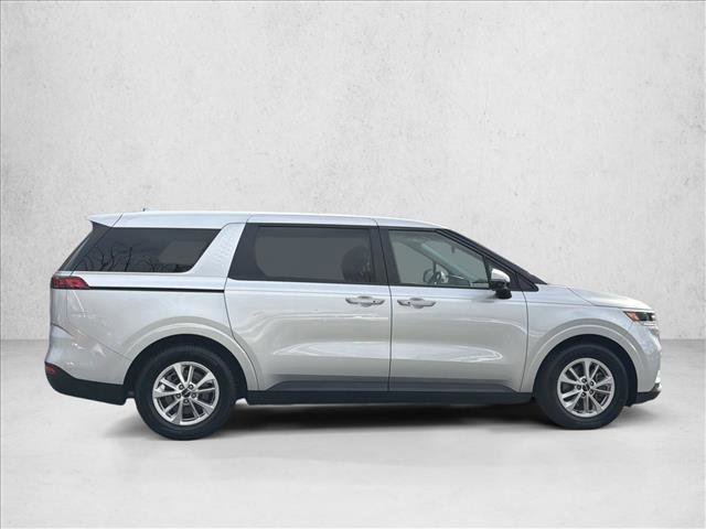 Used 2022 Kia Carnival LX image 4