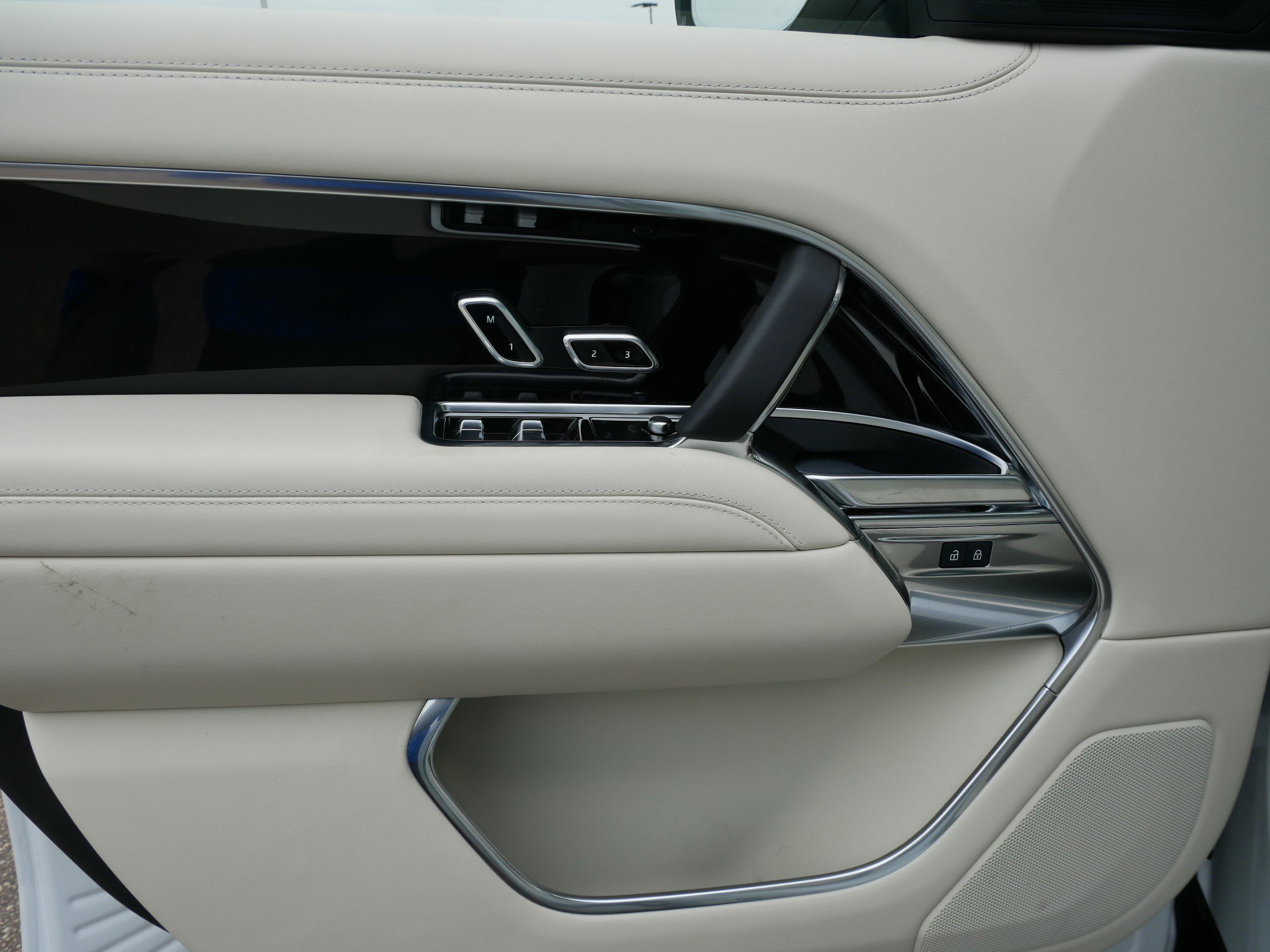 New 2025 Land Rover Range Rover SE image 4