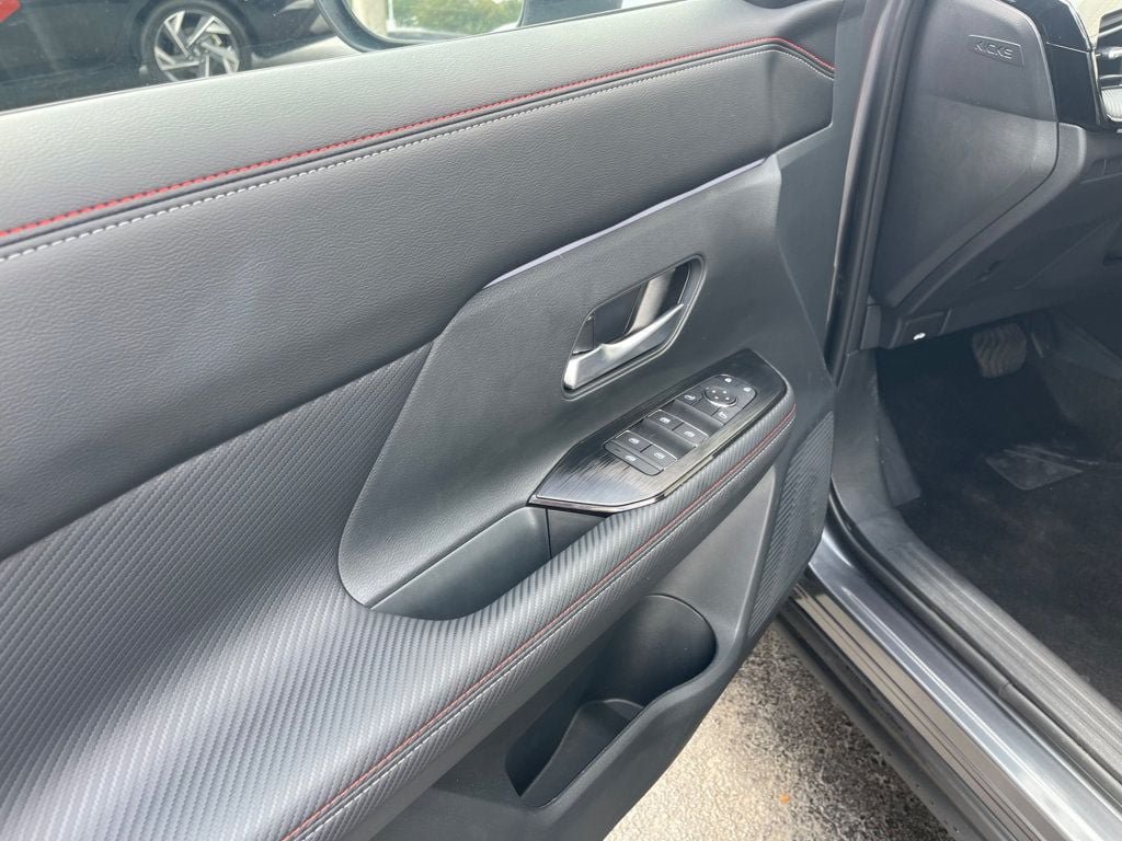 Used 2025 Nissan Kicks SR FWD image 11