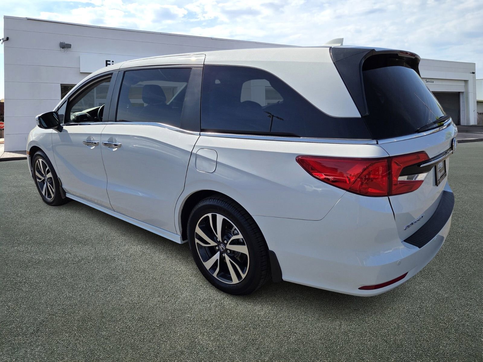 Used 2023 Honda Odyssey Touring image 4