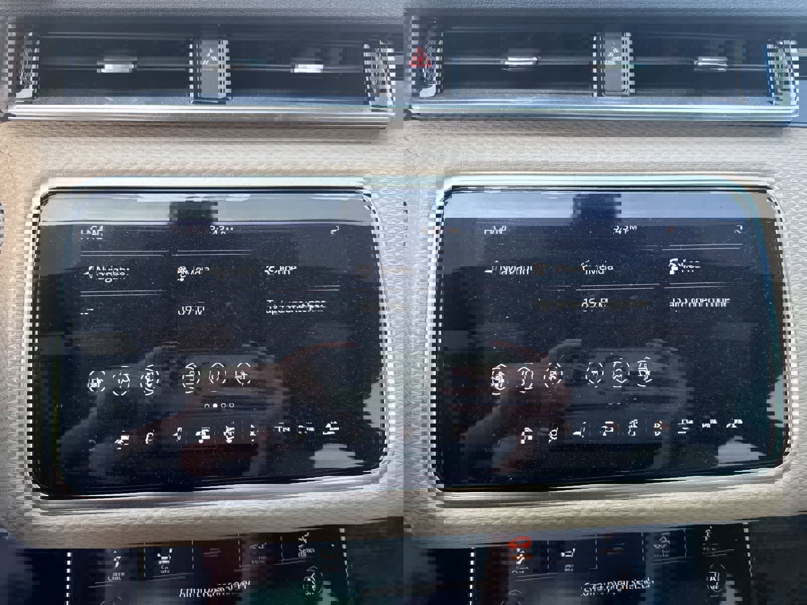 Used 2018 Land Rover Range Rover Velar R-Dynamic SE image 24