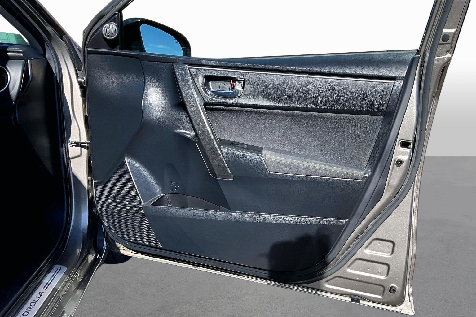 Used 2018 Toyota Corolla LE FWD image 18
