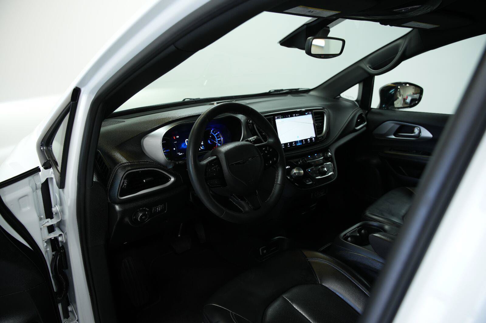 Used 2024 Chrysler Pacifica Limited FWD image 36