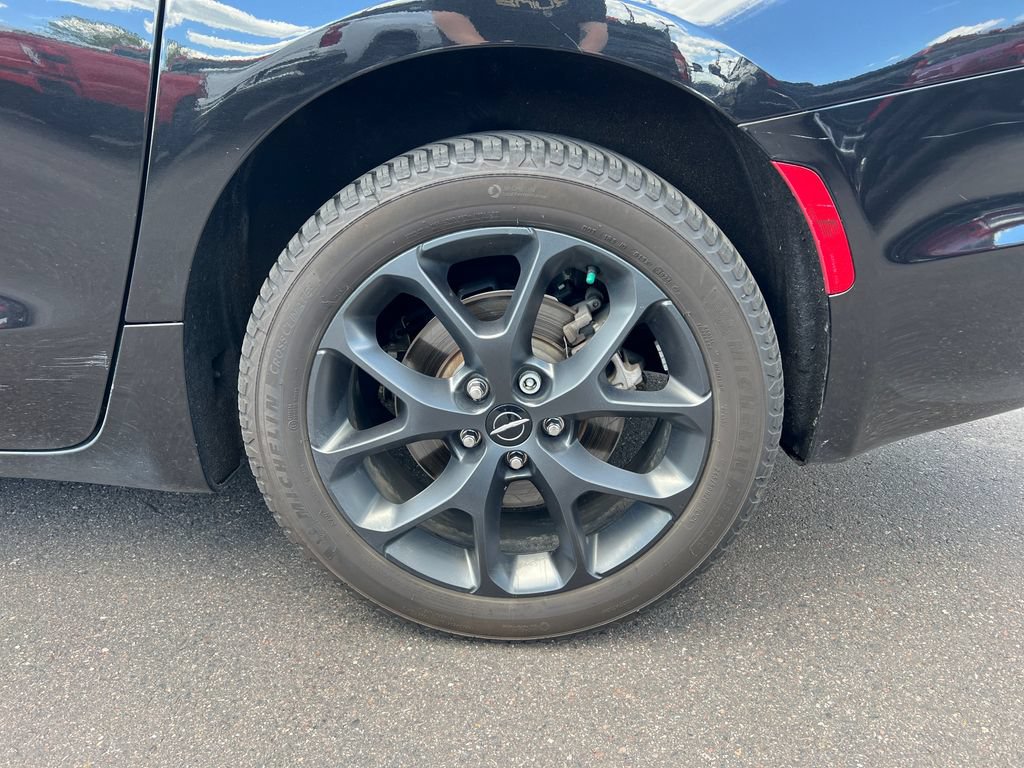 Used 2021 Chrysler Pacifica Touring-L w/ Premium & Safety Sphere Group AWD/4WD image 16
