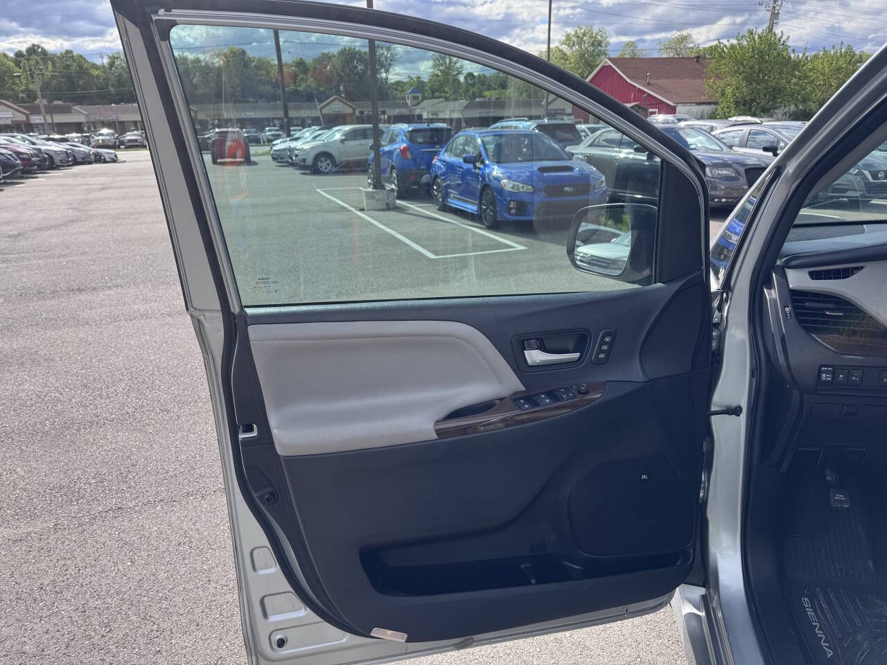 Used 2019 Toyota Sienna Limited AWD/4WD image 9