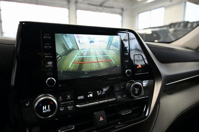 Used 2021 Toyota Highlander XLE image 17