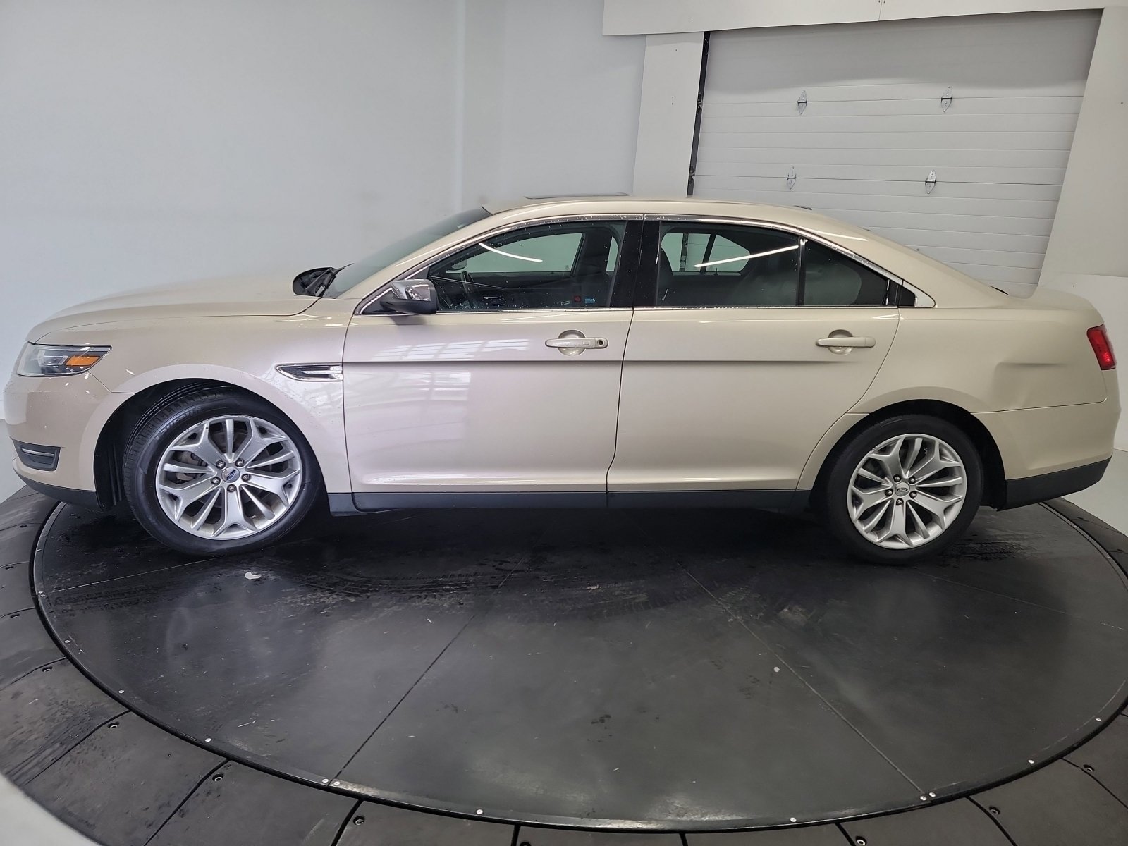 Used 2017 Ford Taurus Limited FWD image 4