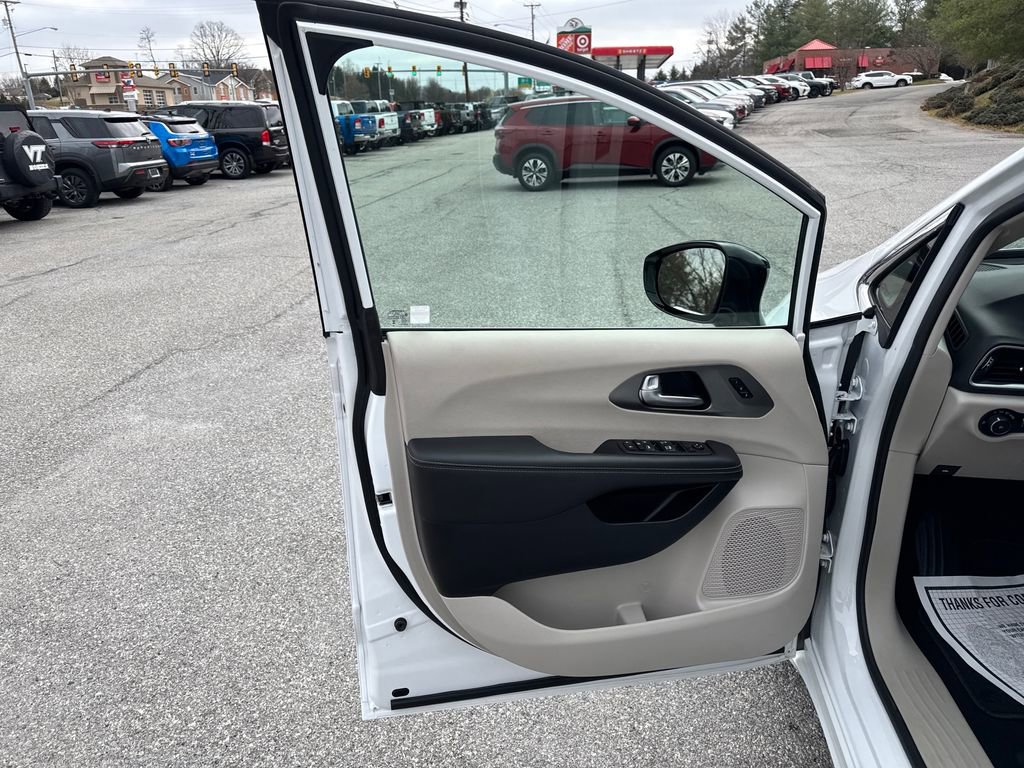 Used 2024 Chrysler Pacifica Touring-L image 11