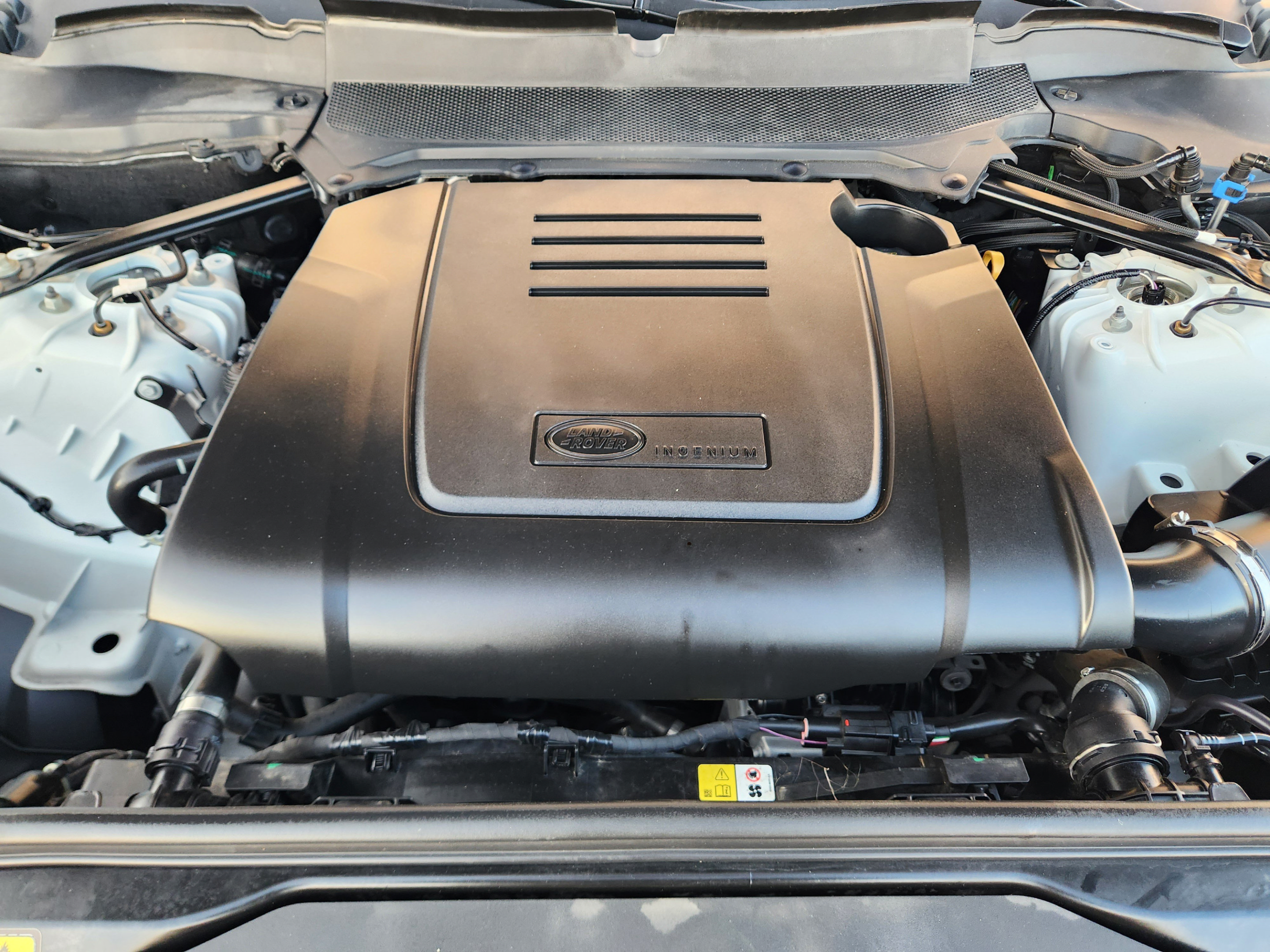 Certified 2025 Land Rover Discovery S AWD/4WD image 29