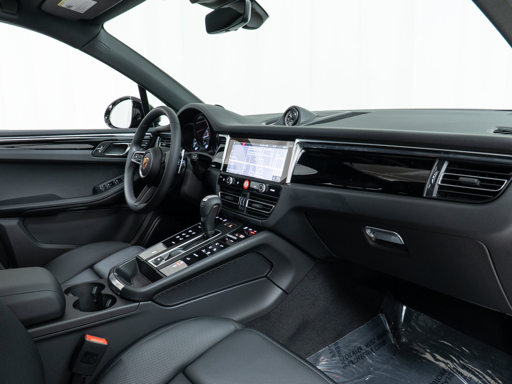 Certified 2025 Porsche Macan AWD/4WD image 24