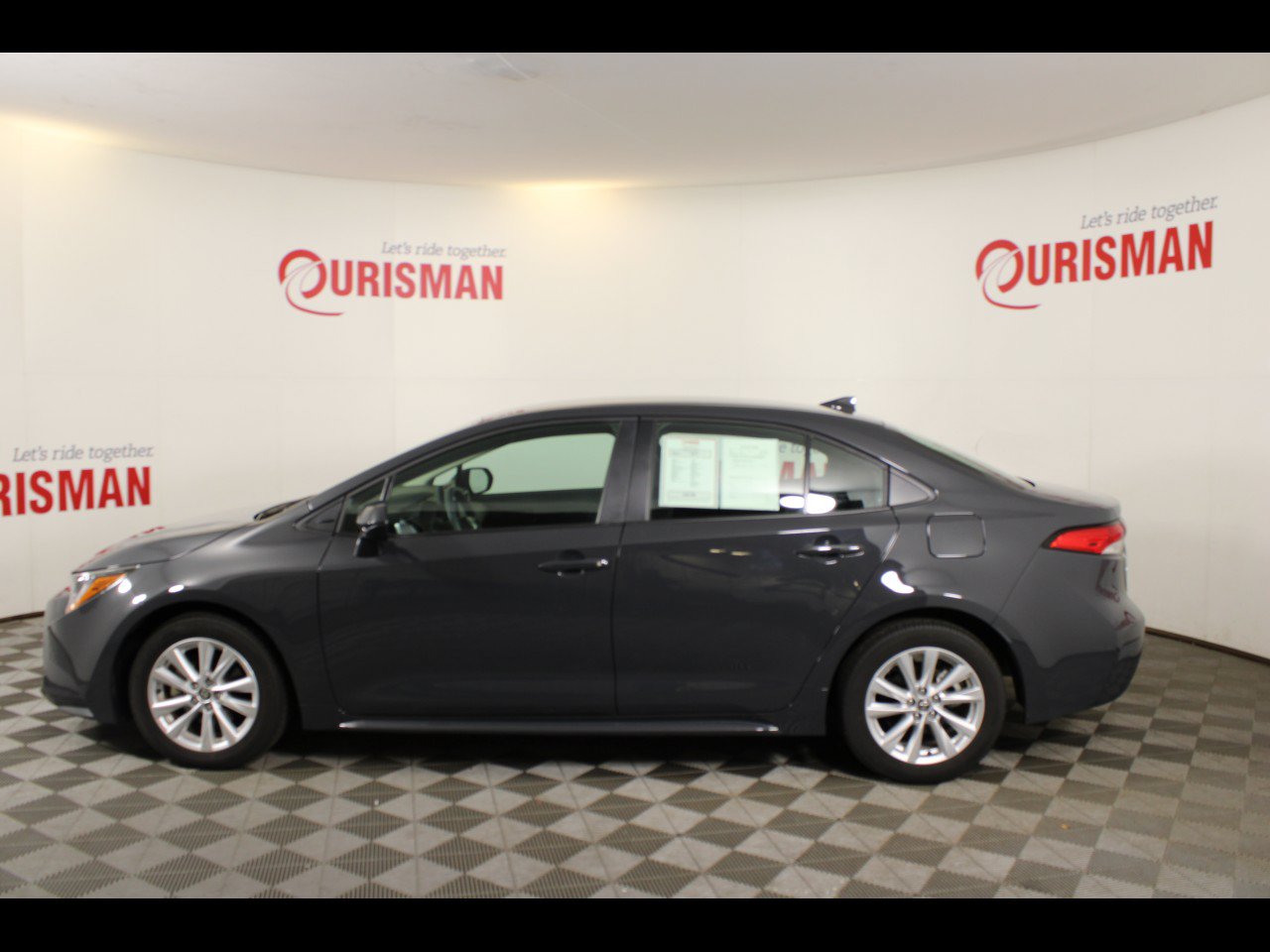 Used 2025 Toyota Corolla LE w/ LE Premium Package FWD image 4