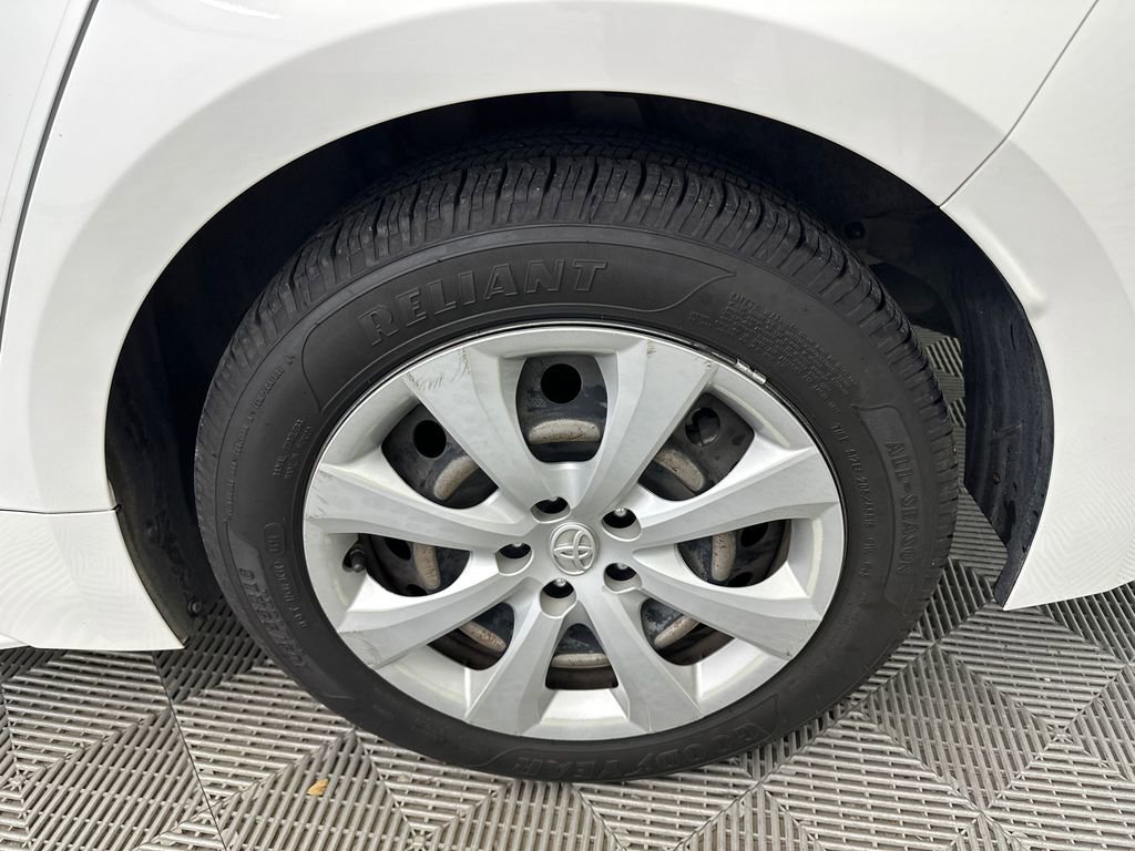 Used 2022 Toyota Corolla LE FWD image 18