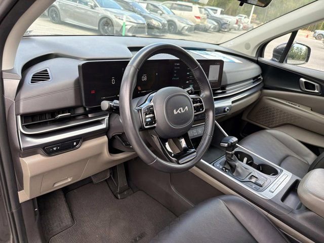 Used 2025 Kia Carnival FWD image 12