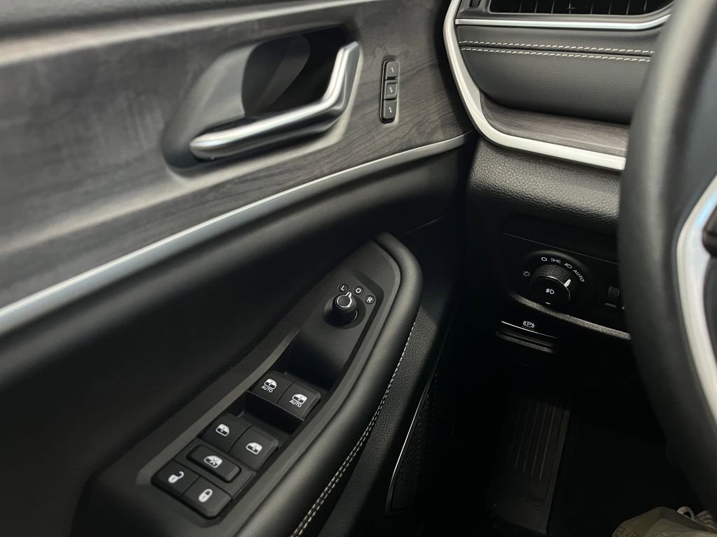 Used 2022 Jeep Grand Cherokee L Limited image 17