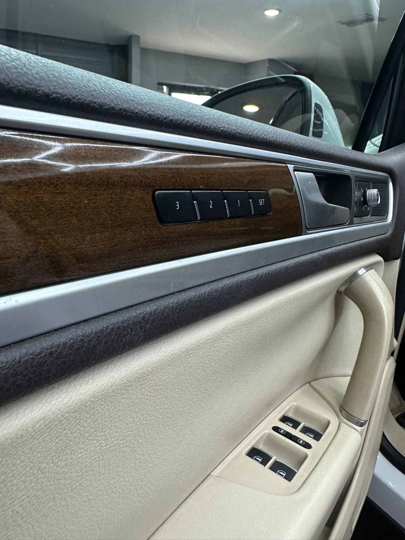 Used 2015 Volkswagen Touareg VR6 image 7