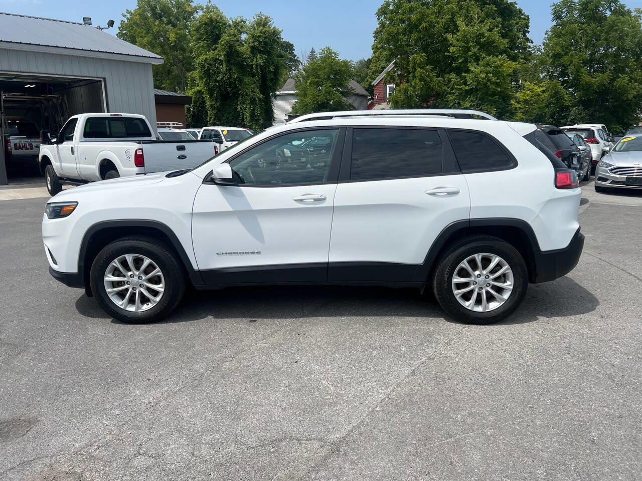 Used 2020 Jeep Cherokee Latitude image 2