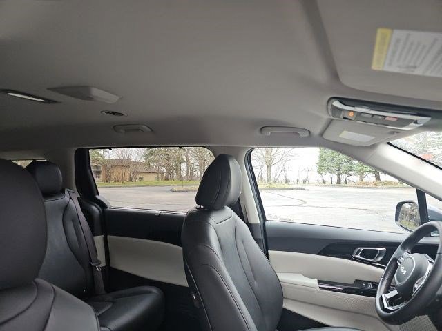 Used 2024 Kia Carnival EX image 13