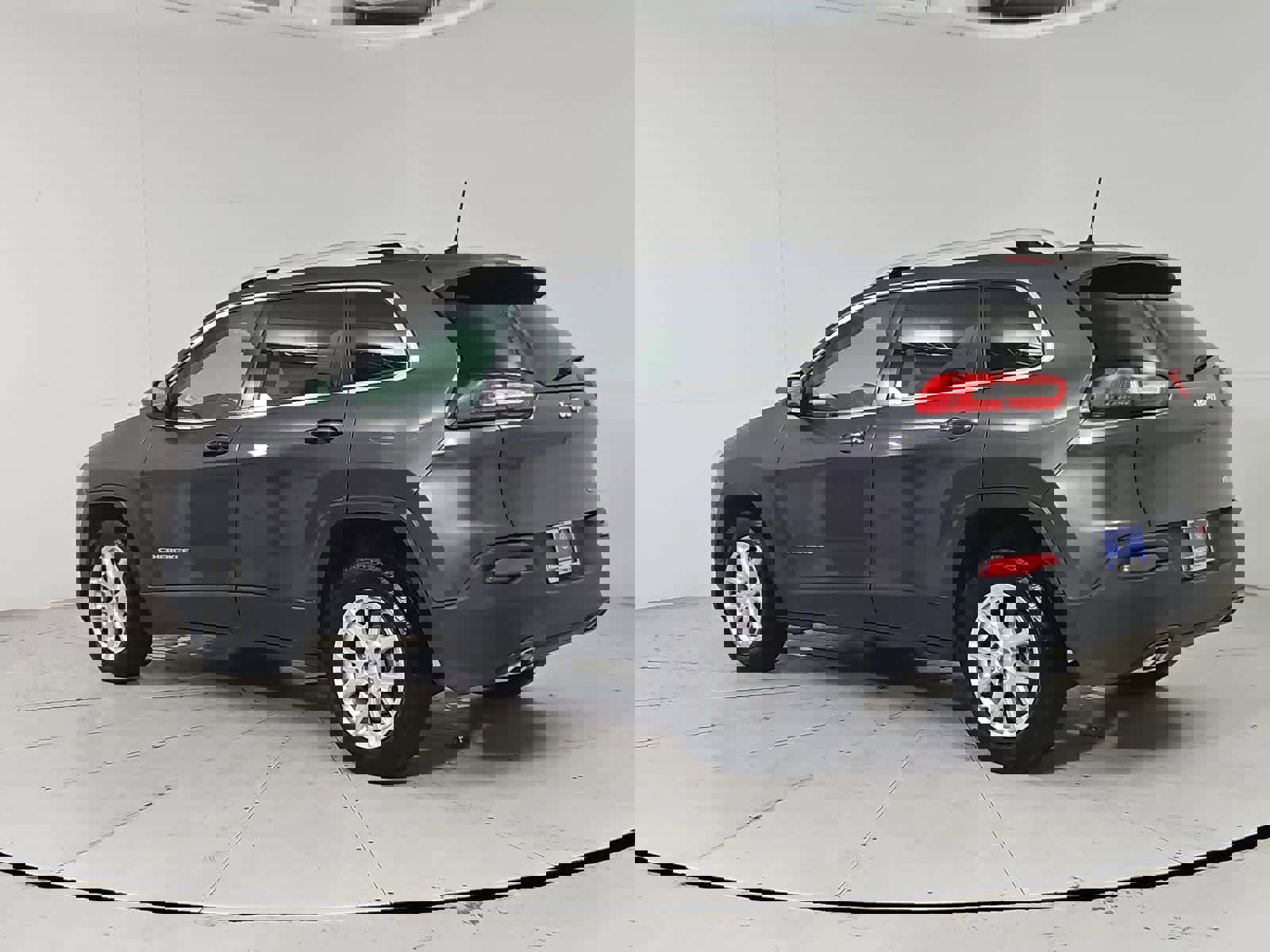 Used 2018 Jeep Cherokee Latitude Plus w/ Comfort/Convenience Group image 4