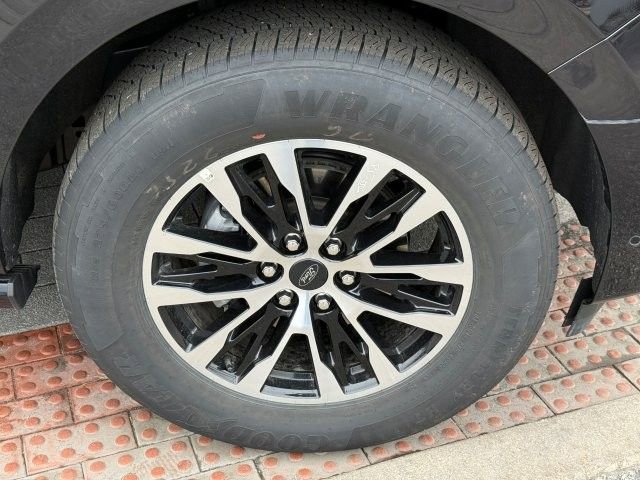 Used 2025 Ford Expedition Max Platinum image 9