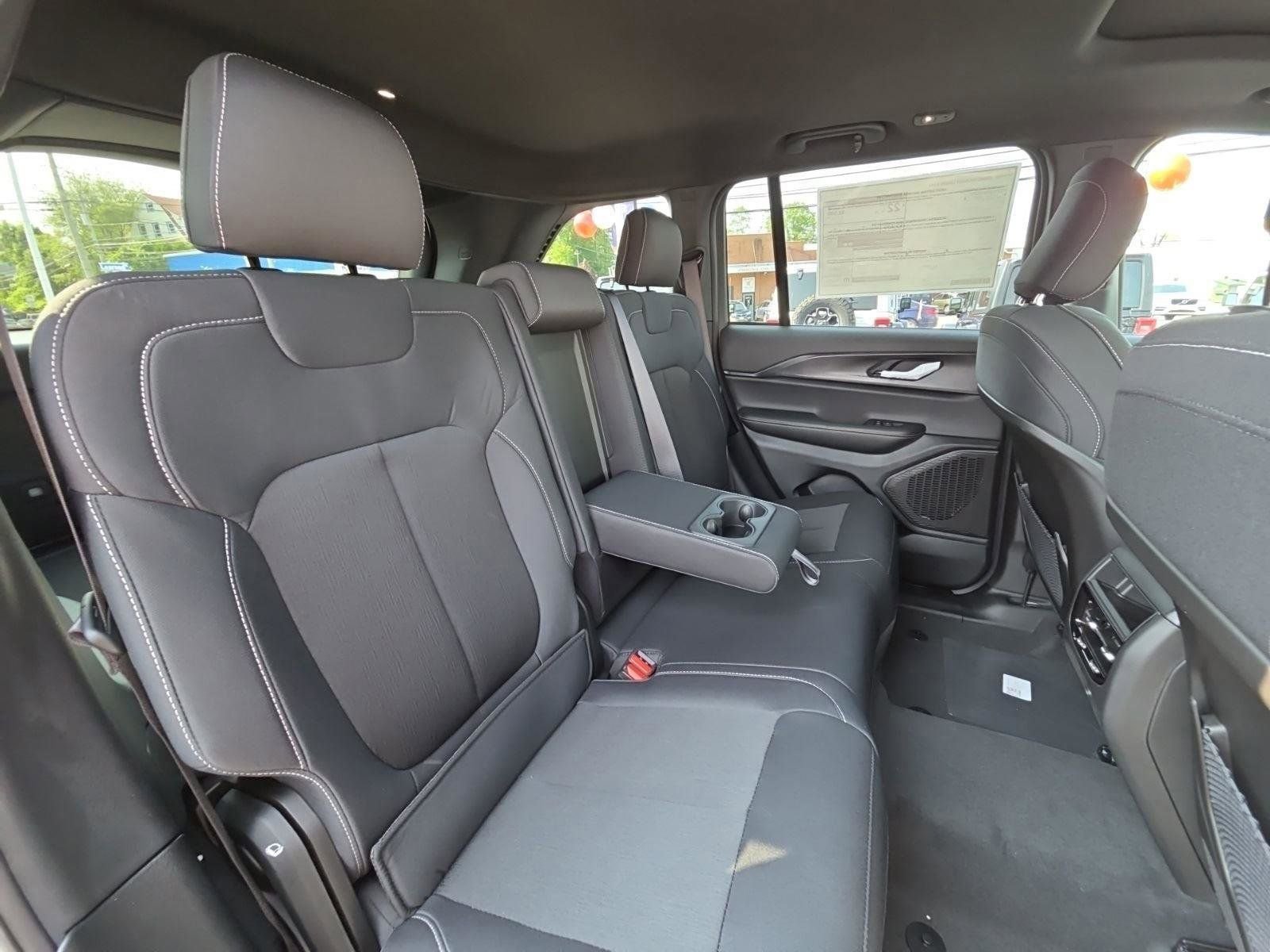 New 2025 Jeep Grand Cherokee Laredo X w/ Luxury Tech Group I image 25