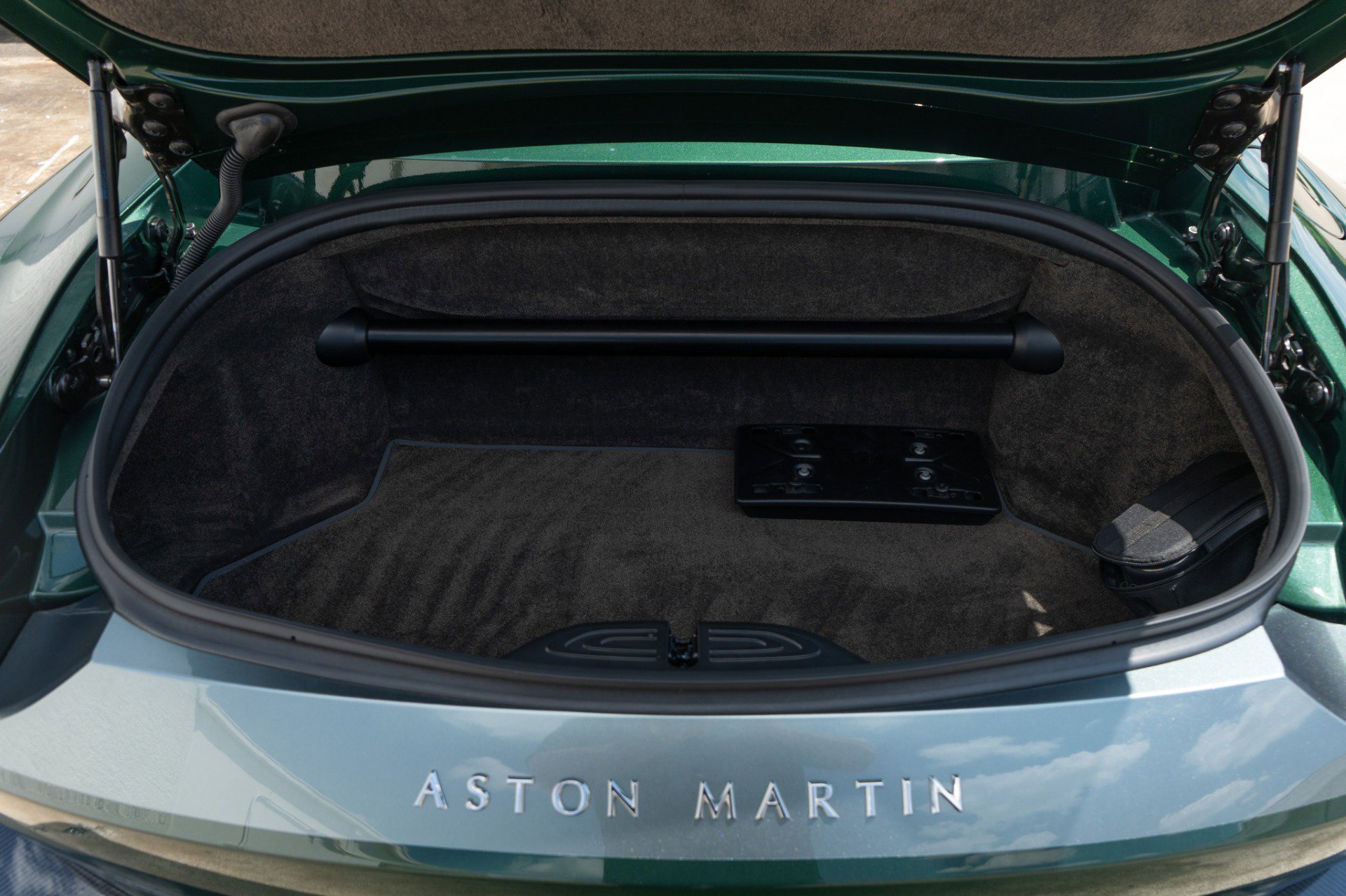 Used 2023 Aston Martin V12 Vantage Roadster RWD image 45