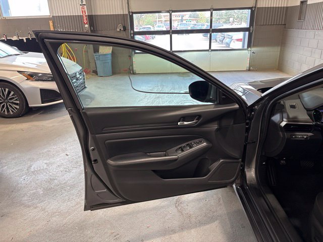 Used 2024 Nissan Altima 2.5 SV FWD image 9