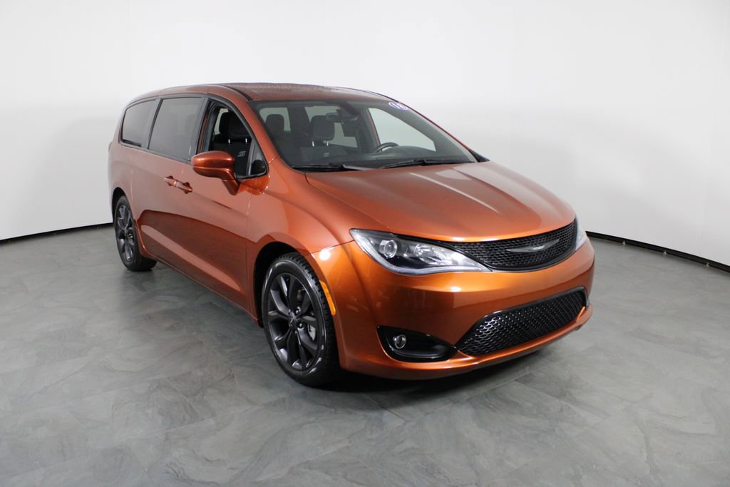 Used 2018 Chrysler Pacifica Touring Plus w/ S Appearance Package image 4