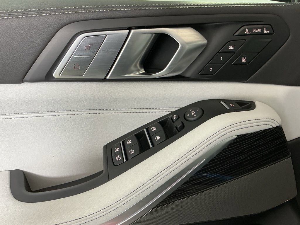 New 2026 BMW X7 xDrive40i w/ M Sport Package AWD/4WD image 18
