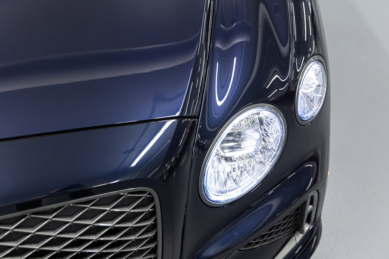 Certified 2025 Bentley Flying Spur Plug-In Hybrid AWD/4WD image 12