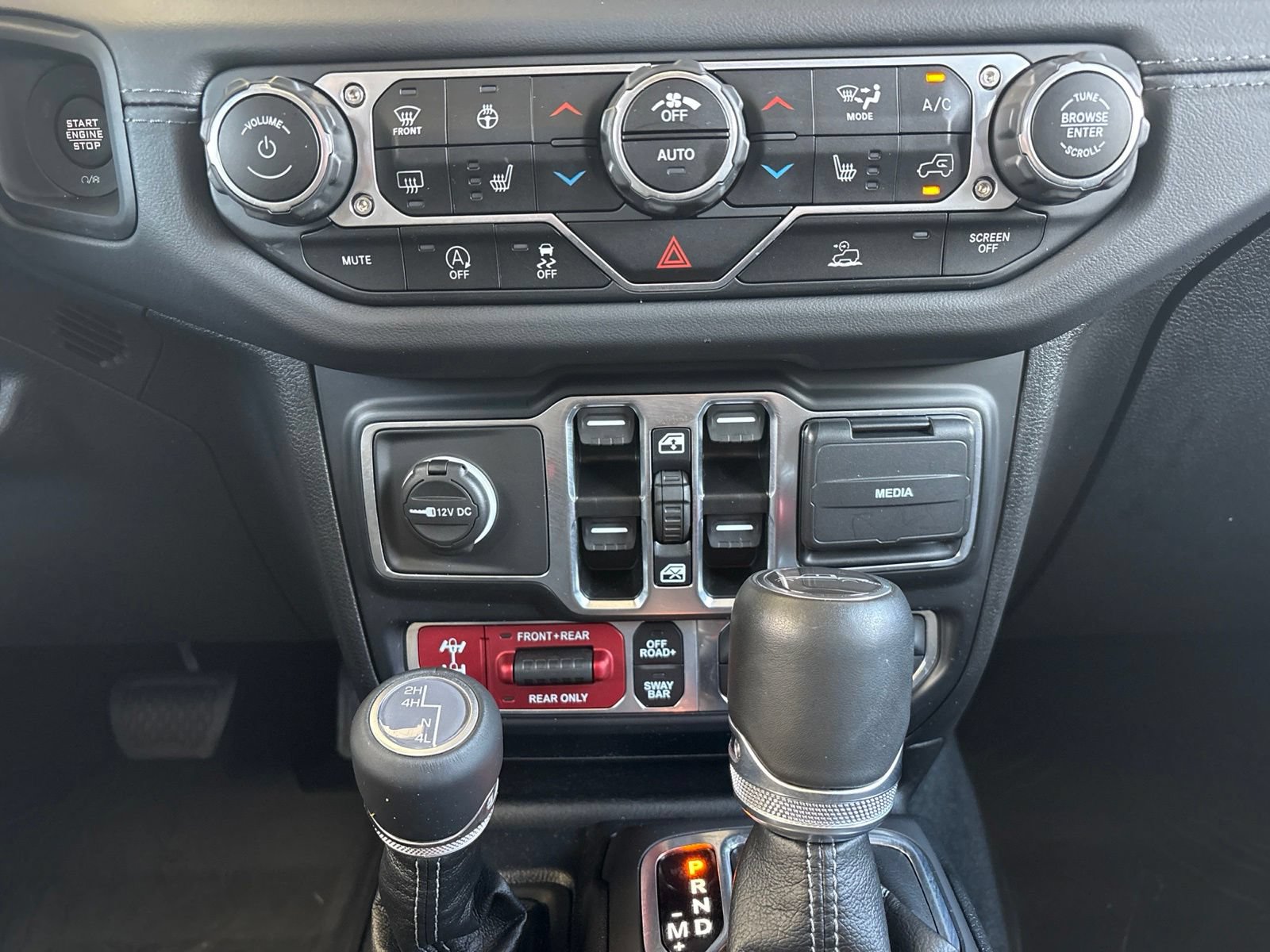 Used 2024 Jeep Gladiator Rubicon w/ Technology Group AWD/4WD image 34