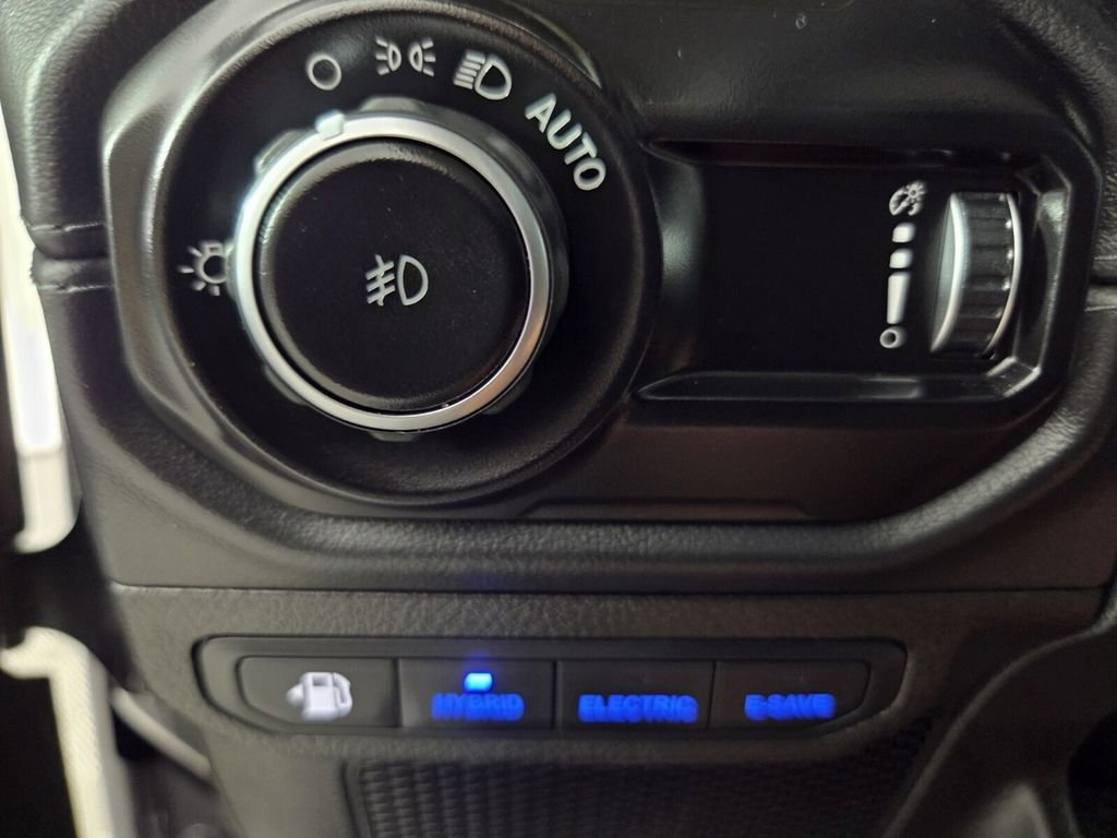 Certified 2025 Jeep Wrangler Sahara w/ Safety Group image 20