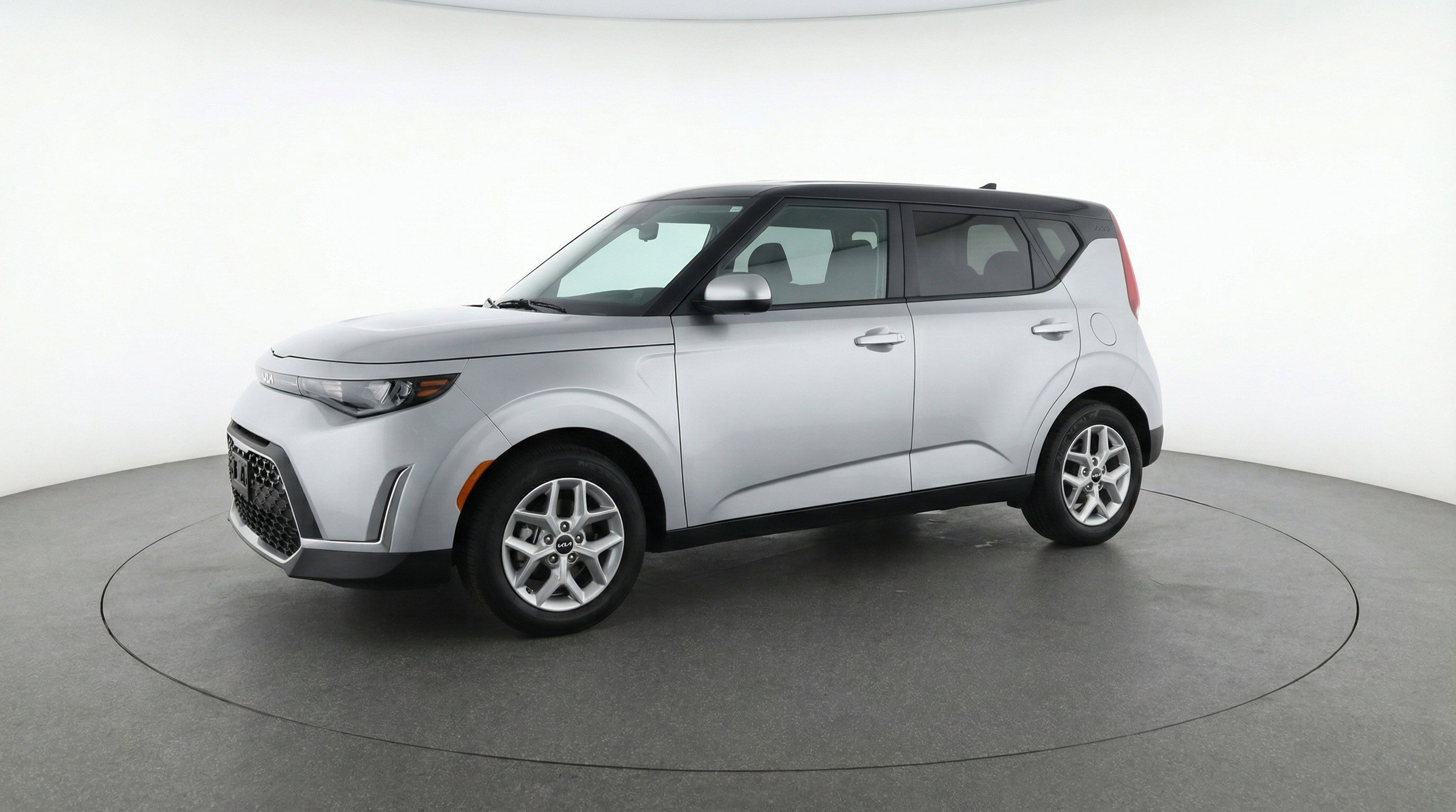 Used 2025 Kia Soul LX w/ LX Technology Package FWD image 3
