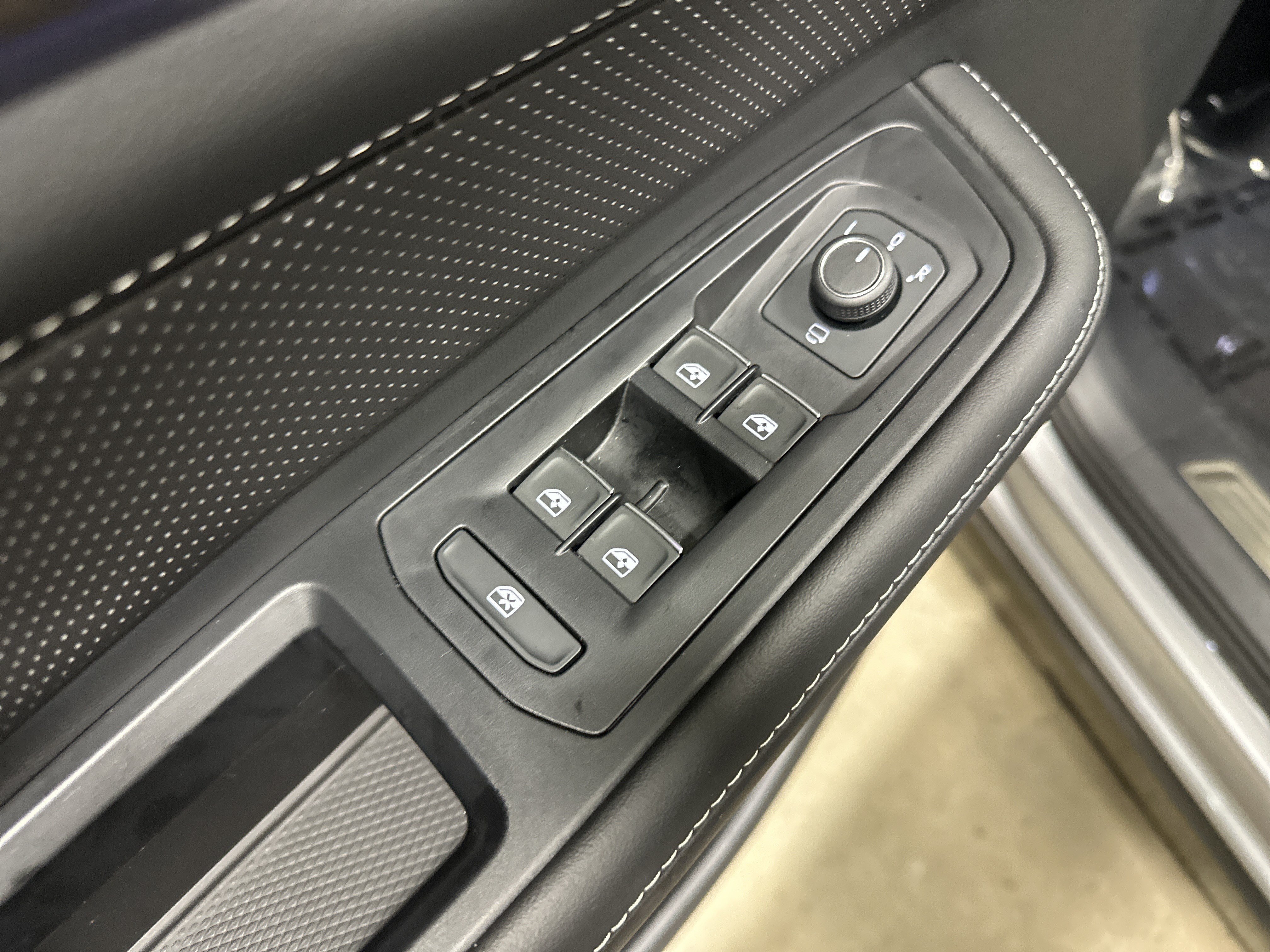 Used 2024 Volkswagen Atlas SEL Premium R-Line AWD/4WD image 15