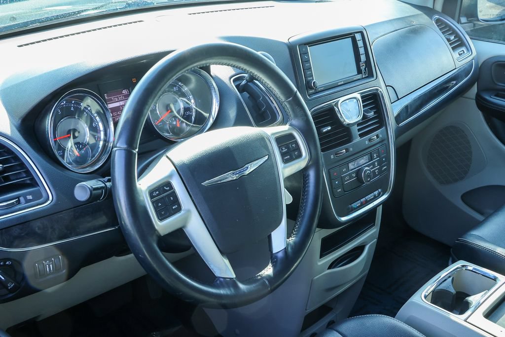 Used 2014 Chrysler Town & Country Touring FWD image 30