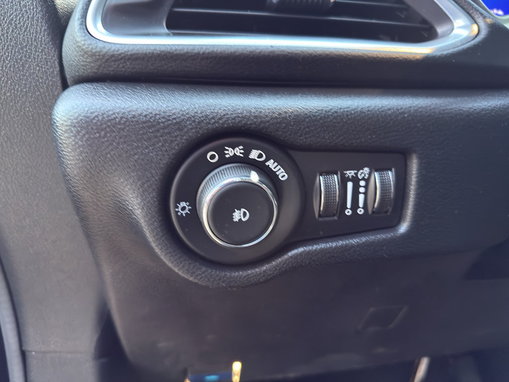 Used 2025 Chrysler Pacifica Limited FWD image 15