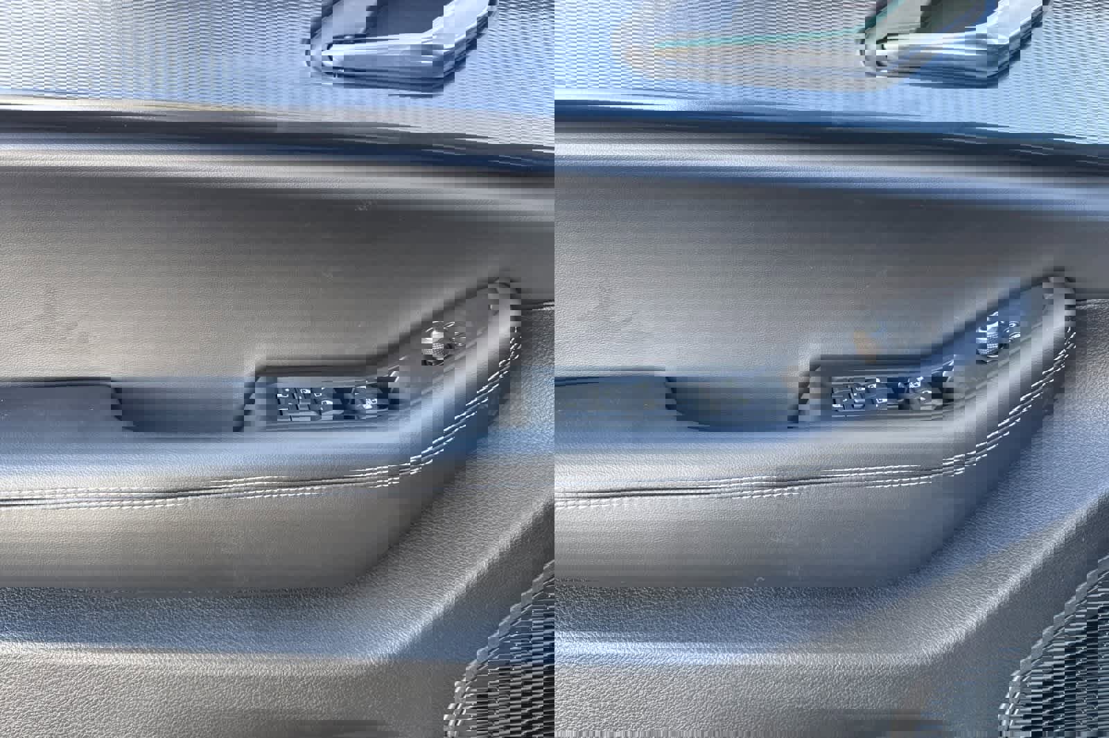 New 2025 Jeep Grand Cherokee Laredo image 12