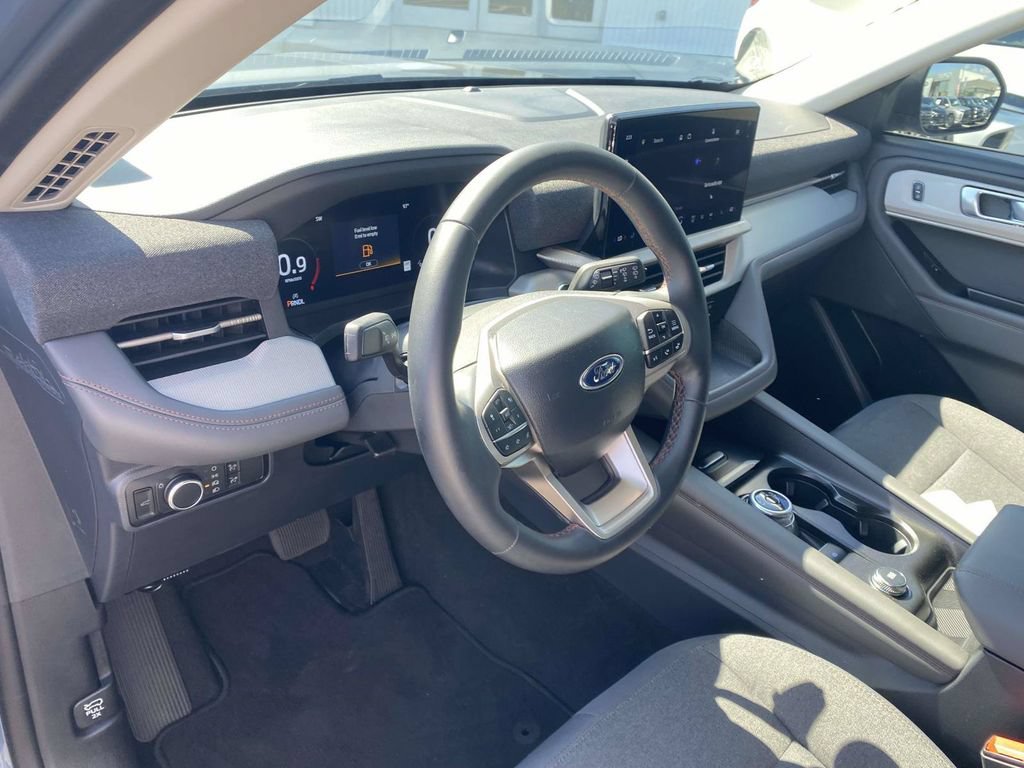 Used 2025 Ford Explorer Active RWD image 17