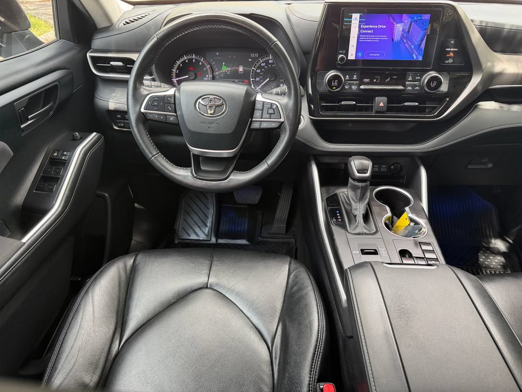Used 2024 Toyota Highlander LE FWD image 16