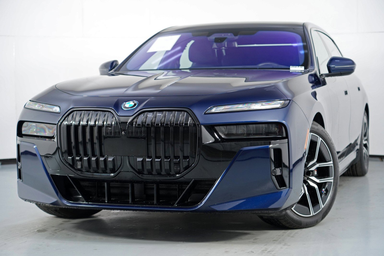 Used 2024 BMW i7 xDrive60 w/ Executive Package image 3
